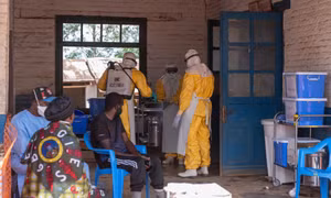 Nhân viên y tế Congo căng mình chống Ebola giữa thiếu thốn 