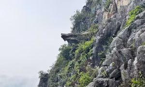 Tạm dừng đón du khách ở "mỏm đá sống ảo"