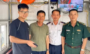 Cô Tô: Kịp thời trao trả ví tiền hơn 17 triệu đồng cho du khách