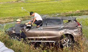 Va chạm với xe môtô phân khối lớn, ôtô 7 chỗ lao xuống ruộng