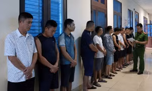 Đột kích sới bạc có camera cảnh giới, thu giữ gần 80 triệu đồng ở Ninh Bình