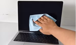 Có nên dùng dung dịch lau kính để vệ sinh màn hình máy tính?
