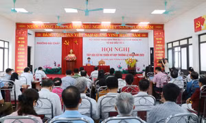 Đồng chí Vũ Quyết Tiến, Phó Bí thư Tỉnh ủy, Chủ tịch UB MTTQ tỉnh tiếp xúc cử tri phường Bãi Cháy