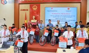 Trao tặng xe đạp cho trẻ em có hoàn cảnh khó khăn các xã Đường Hoa, Quảng Hà, Quảng Đức