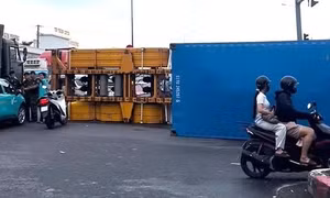 Lật xe container trên đường ĐT 743 ở TPHCM