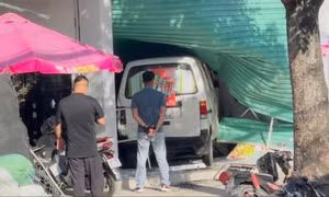 Ôtô lao vào siêu thị sau cú húc của xe tải
