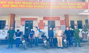 Nhóm học sinh đầu trần, quay clip vi phạm giao thông để "câu view"