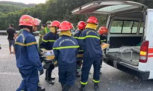 Tài xế mắc kẹt sau tai nạn trên cao tốc La Sơn