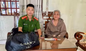 Công an giúp người phụ nữ tìm lại gần 1 cây vàng và 13 triệu đồng bị đánh rơi