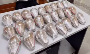 Bắt quả tang thanh niên mang gần 10kg pháo nổ đi bán ở Hưng Yên