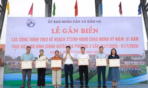 Xã Đầm Hà: Gắn biển 6 công trình chào mừng kỷ niệm 1 năm thực hiện chính quyền địa phương 2 cấp