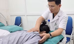 Dân văn phòng khổ sở vì đau cổ vai gáy, bác sĩ chỉ cách giảm đau hiệu quả