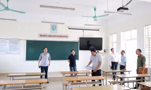 Đồng chí Nguyễn Kim Anh, Chánh Thanh tra tỉnh, kiểm tra công tác chuẩn bị Kỳ thi tốt nghiệp THPT tại Trường THPT Đầm Hà
