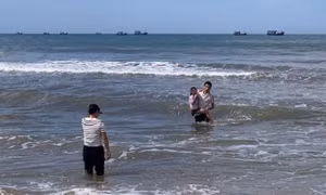 Nam sinh lao ra biển cứu bé gái bị sóng cuốn