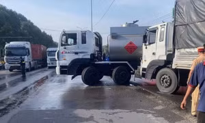 Va chạm xe bồn trên Quốc lộ 51 khiến hóa chất tràn trên đường