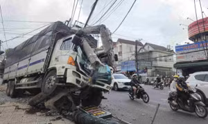 Xe tải tự trôi tông gãy trụ điện trên Quốc lộ 20 ở Lâm Đồng