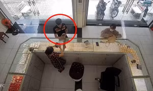 Bị bắt vì dùng app tạo thông báo chuyển tiền giả để lừa nhiều chủ cửa hàng