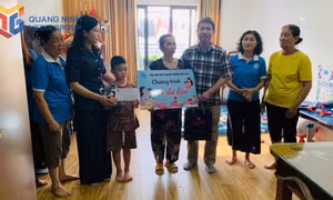 “Mẹ đỡ đầu” trao gửi yêu thương