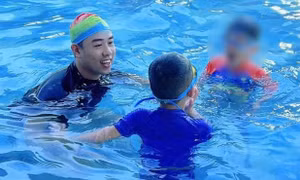 Đưa trẻ đi bơi mùa hè, bố mẹ đừng quên những vật dụng này