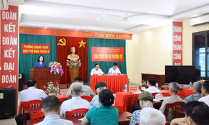 Đồng chí Trịnh Thị Minh Thanh dự sinh hoạt chi bộ tại khu phố Nam Thạch A