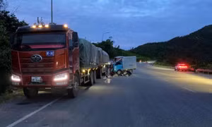 Hai vợ chồng thương vong sau va chạm giữa xe tải và xe đầu kéo