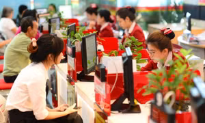 Ngân hàng, bảo hiểm đua chuyển đổi số