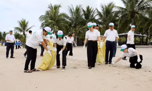 Sôi nổi ra quân chung tay làm sạch môi trường