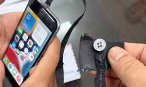 CSGT Hà Nội bắt quả tang thí sinh dùng camera ngụy trang để gian lận khi thi bằng lái