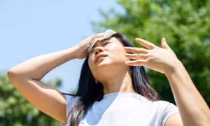 Nắng 40 độ C: Nhận biết sớm 3 tình trạng nguy hiểm kiệt sức, sốc nhiệt, đột quỵ