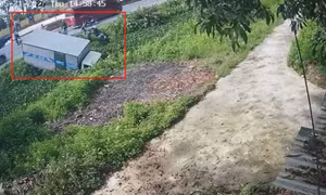 Video: Khoảnh khắc ô tô tải quay đầu ‘thần tốc’, húc văng xe máy xuống mương