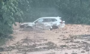 Ô tô mắc kẹt trong bùn đất sau sạt lở ở Lai Châu, người trên xe thoát nạn