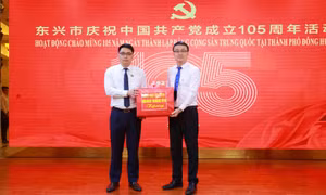 Đoàn đại biểu các xã, phường khu vực Móng Cái chúc mừng thành phố Đông Hưng, Trung Quốc nhân kỷ niệm 105 năm Ngày thành lập Đảng Cộng sản Trung Quốc