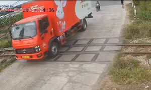 Vượt rào chắn đường sắt khi đang hạ, tài xế ô tô tải bị xử phạt
