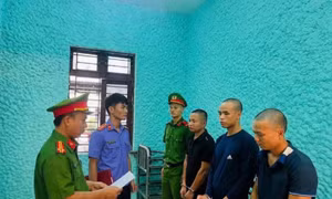 Bắt tạm giam 3 đối tượng tổ chức sử dụng trái phép chất ma túy