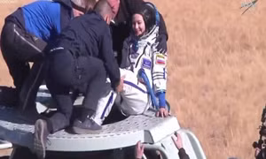 Đoàn làm phim Nga trở về từ ISS