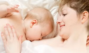 Mẹ tiêm vaccine COVID-19 có thể truyền kháng thể qua sữa khi cho con bú