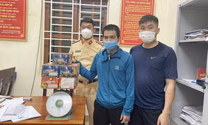 Vận chuyển pháo nổ đi tiêu thụ trong đêm khuya