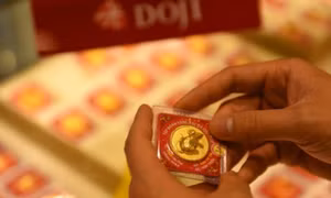 Mất đỉnh và tụt dốc, vàng vào đợt bán tháo lớn cuối năm