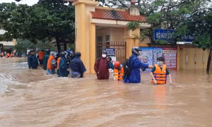 Nhiều nơi ở miền Trung ngập sâu, học sinh mắc kẹt do mưa lũ