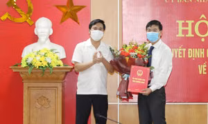 Trao quyết định bổ nhiệm lãnh đạo một số sở, ngành