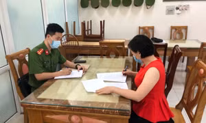 Tiếp nhận đối tượng truy nã ra đầu thú