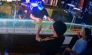 Cướp hai dây chuyền trong tiệm vàng