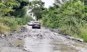 Đường bị phá nát do thi công dự án