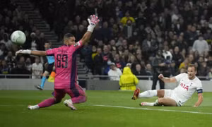 Kane ghi hat-trick ở Cup châu Âu