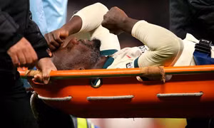 Naby Keita nguy cơ nghỉ dài hạn bởi cú vào bóng của Pogba