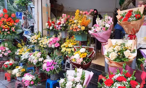 Khó lường sức mua, giá hoa tăng trước dịp 20-10