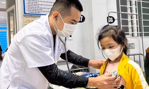 Bé gái 8 tuổi bị sốc phản vệ sau khi ăn mì tôm