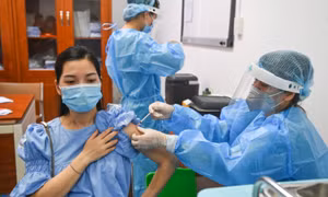 Thai phụ sau tiêm vaccine Covid-19 cần làm gì?