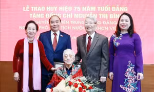 Chủ tịch nước trao 'Huy hiệu 75 năm tuổi Đảng' cho nguyên Phó Chủ tịch nước Nguyễn Thị Bình