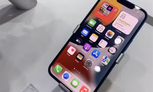 iPhone 13 khan hiếm, không đủ giao cho khách đã đặt hàng trong ngày đầu mở bán